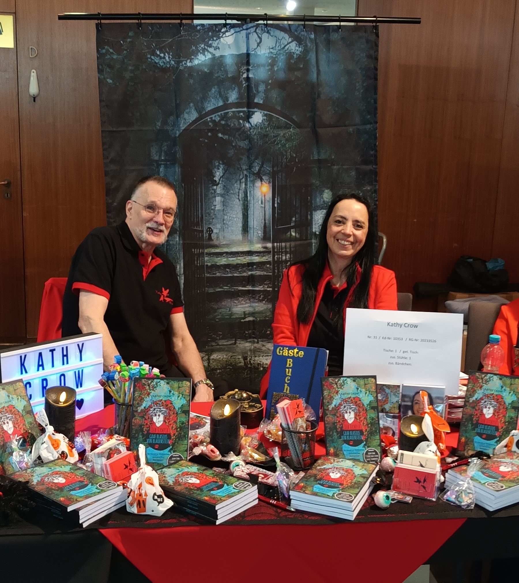 Kathy Crow, die Autorin auf der Buchmesse fabula est 2023, mit Sylvio Kolley.